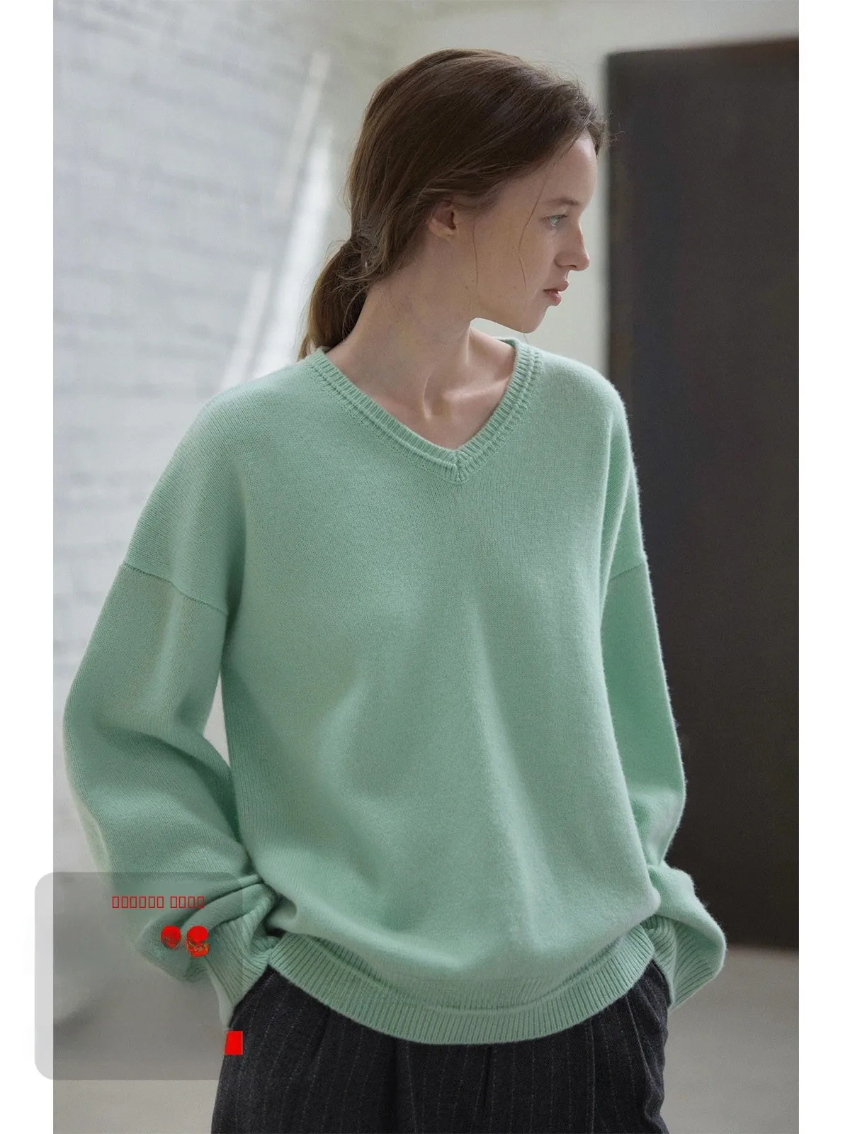 

Женский шерстяной свитер оверсайз с V-образным вырезом Nice People 2025AW, мягкая флисовая текстура, простой дизайн, длинный рукав