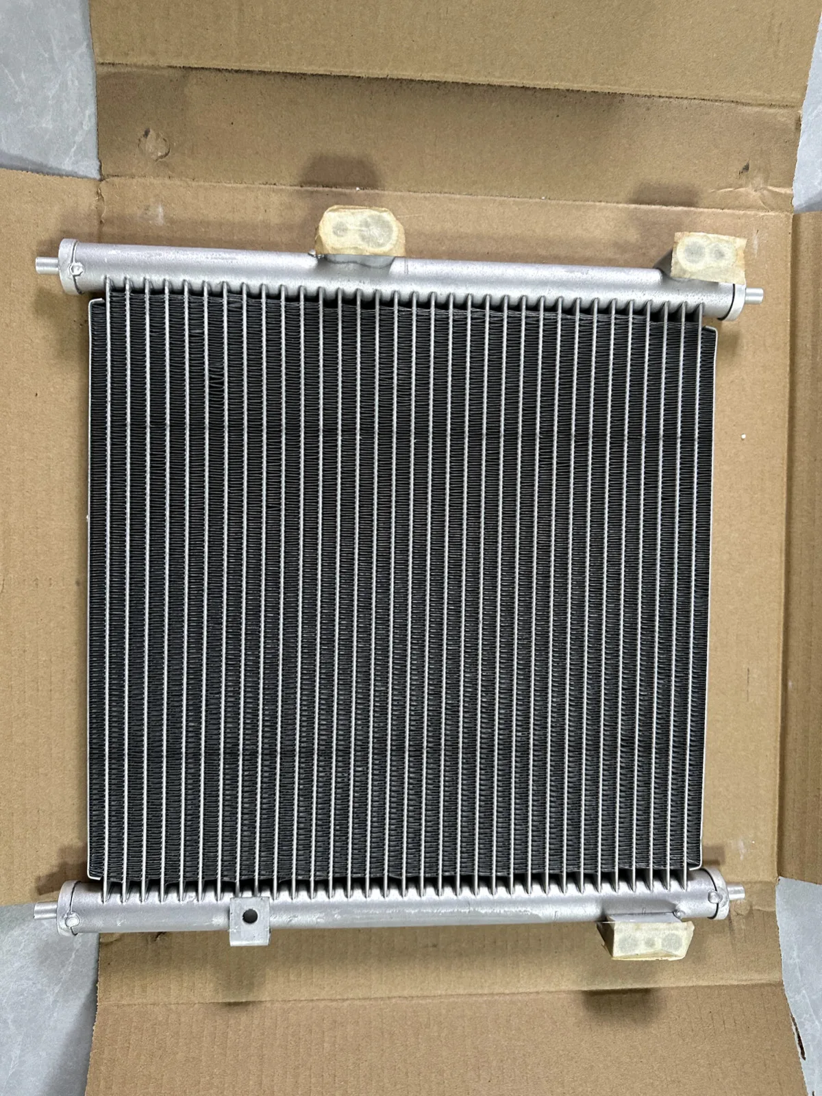 

Конденсатор кондиционера для грузовика Nissan UD Quon, комплект конденсатора кондиционера