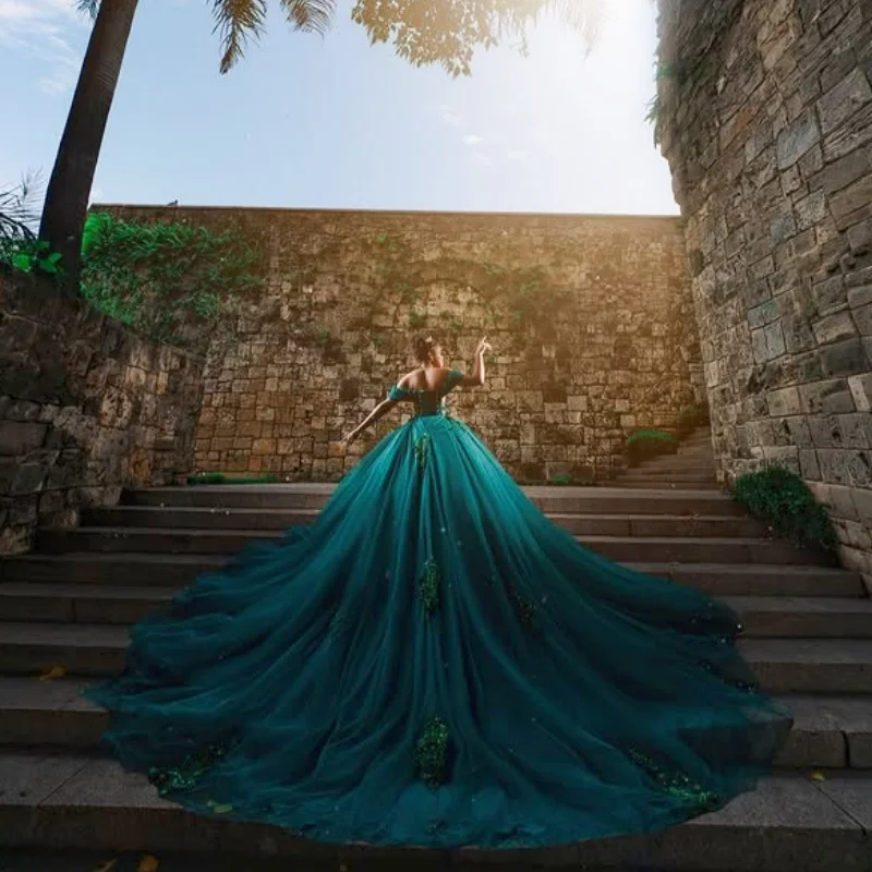 ชุดเดรสงาน Quinceañera สีเขียวเข้ม แบบเปิดไหล่ ประดับลายดอกไม้ ผ้าลูกไม้ซ้อนชั้น หางยาว ชุดเดรสสำหรับงาน Quinceañera อายุ 15 ปี ﻿ ปรับแต่ง