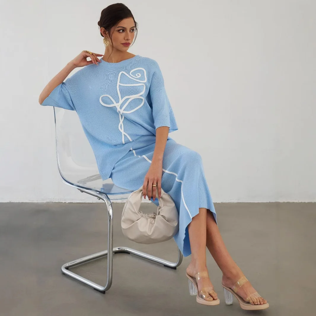 

A two-piece set of European and American simple round-neck loose short-sleeved knitted top and high-waisted straight skirt