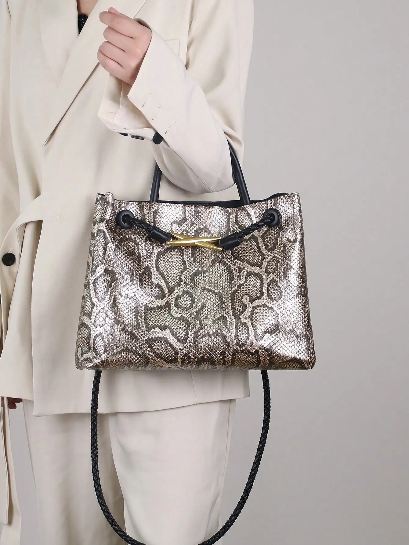 2026 Europäische und Amerikanische Mode Neue Retro-Handtasche Nischendesign Metallseilschnalle Große Kapazität Geflochtene Handtasche Freizeit-Schultertasche – Detail 4
