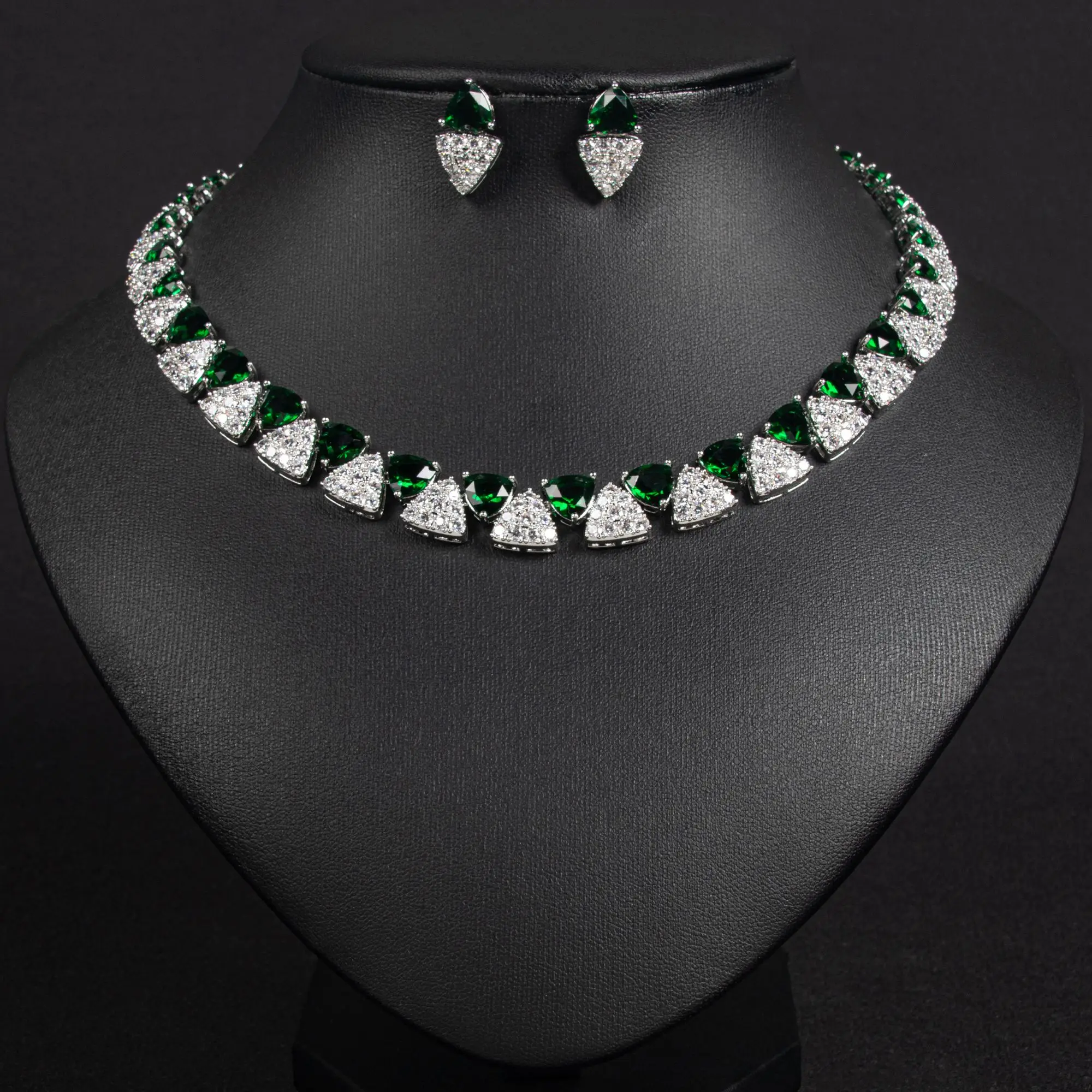 Triangolo colorato super lucido Gioielli con zirconi Collana da donna Orecchini Accessori Set Serata per feste Regalo di nozze Prom M-334
