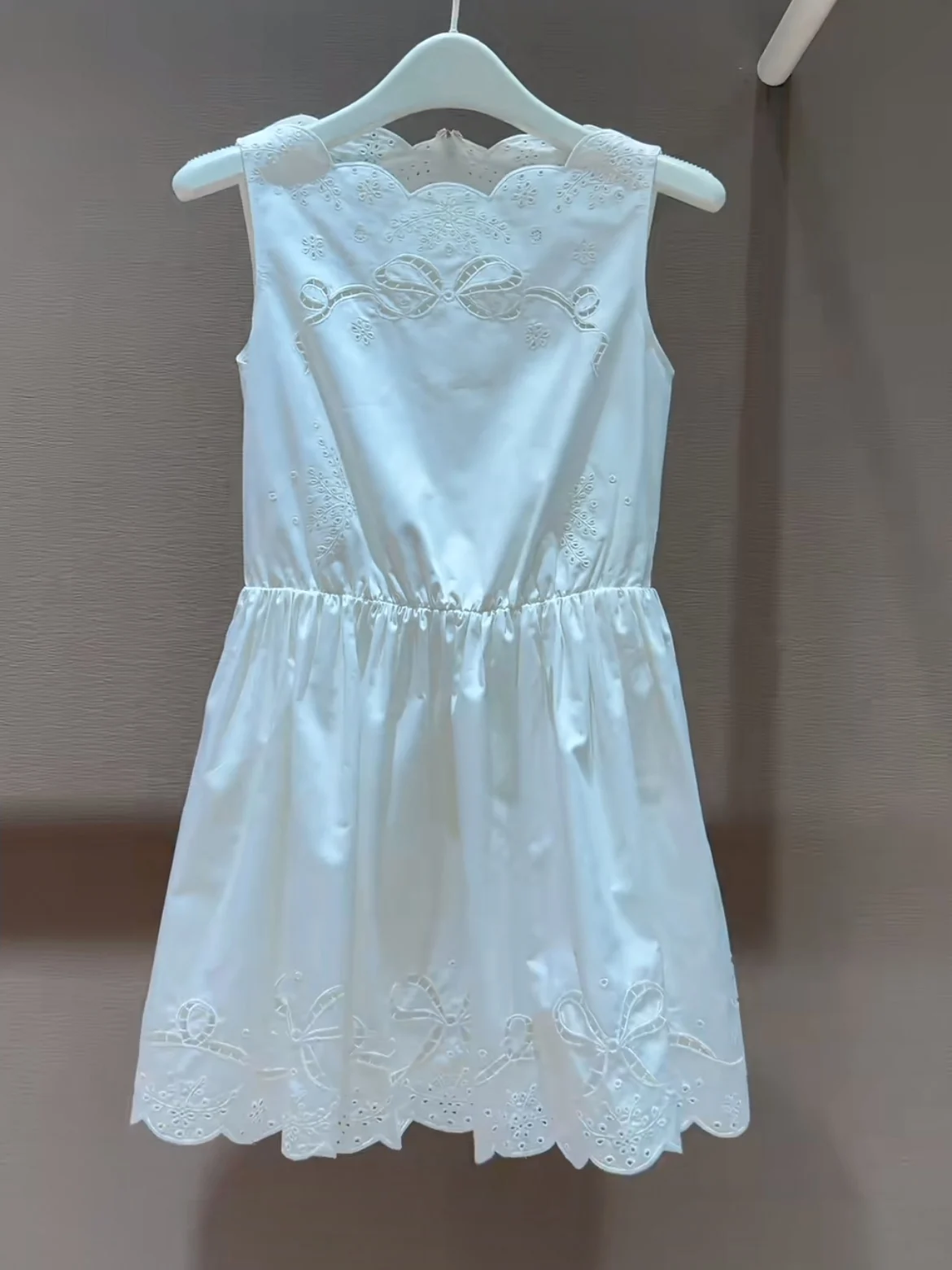 

HEIDD Elegant Hollow out Embroidered White Sleeveless Dress Knot Detail Cotton Summer Fashion City Commute