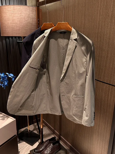 

Итальянский мужской приталенный повседневный легкий пиджак из дышащей ткани (нейлон/спандекс) с декоративными пуговицами