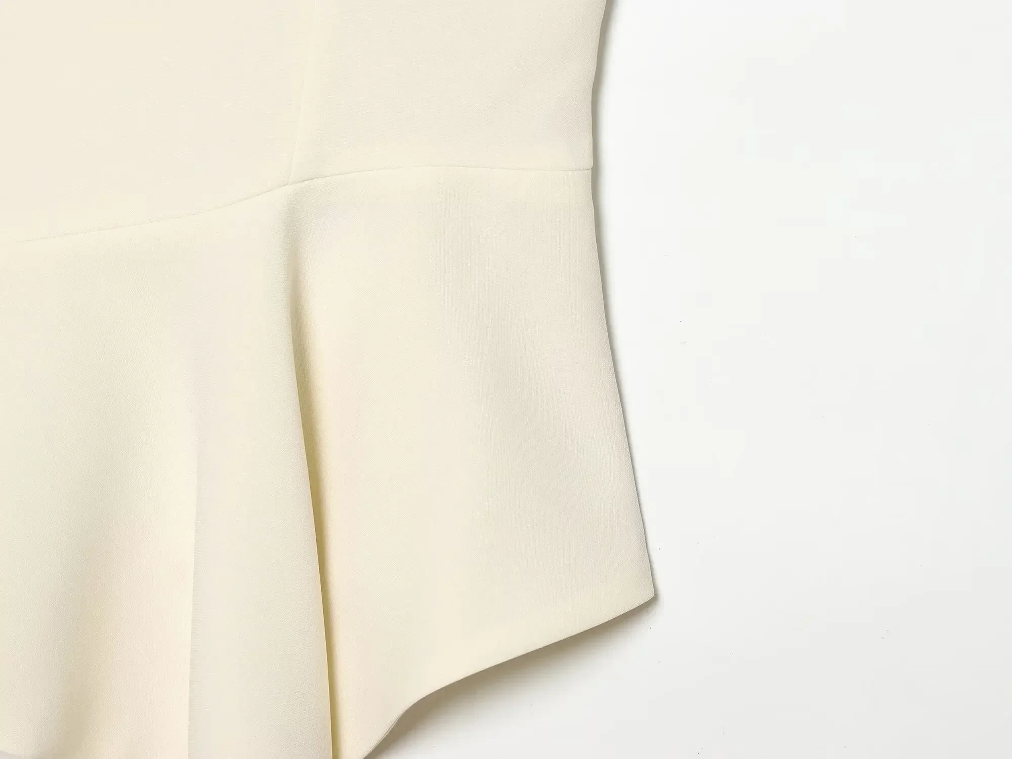 KONDALA Damen Elegantes, einzigartiges Camisole-Top mit unregelmäßigem Saum – Sommer 2026 Trendiges, sexy, lässiges, schmales Oberteil für Frauen – Minimalistisches, schickes Trägertop – Detail 10