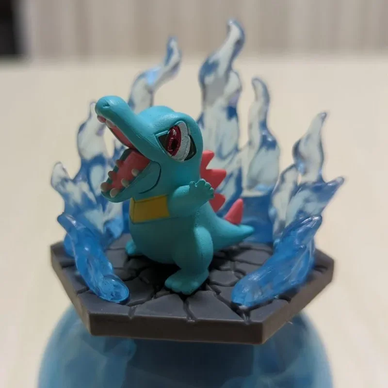 Gacha Electric VS Water Scene Pikachu Piplup Totodile Joltik Action Figure prodotto finito modello giocattoli