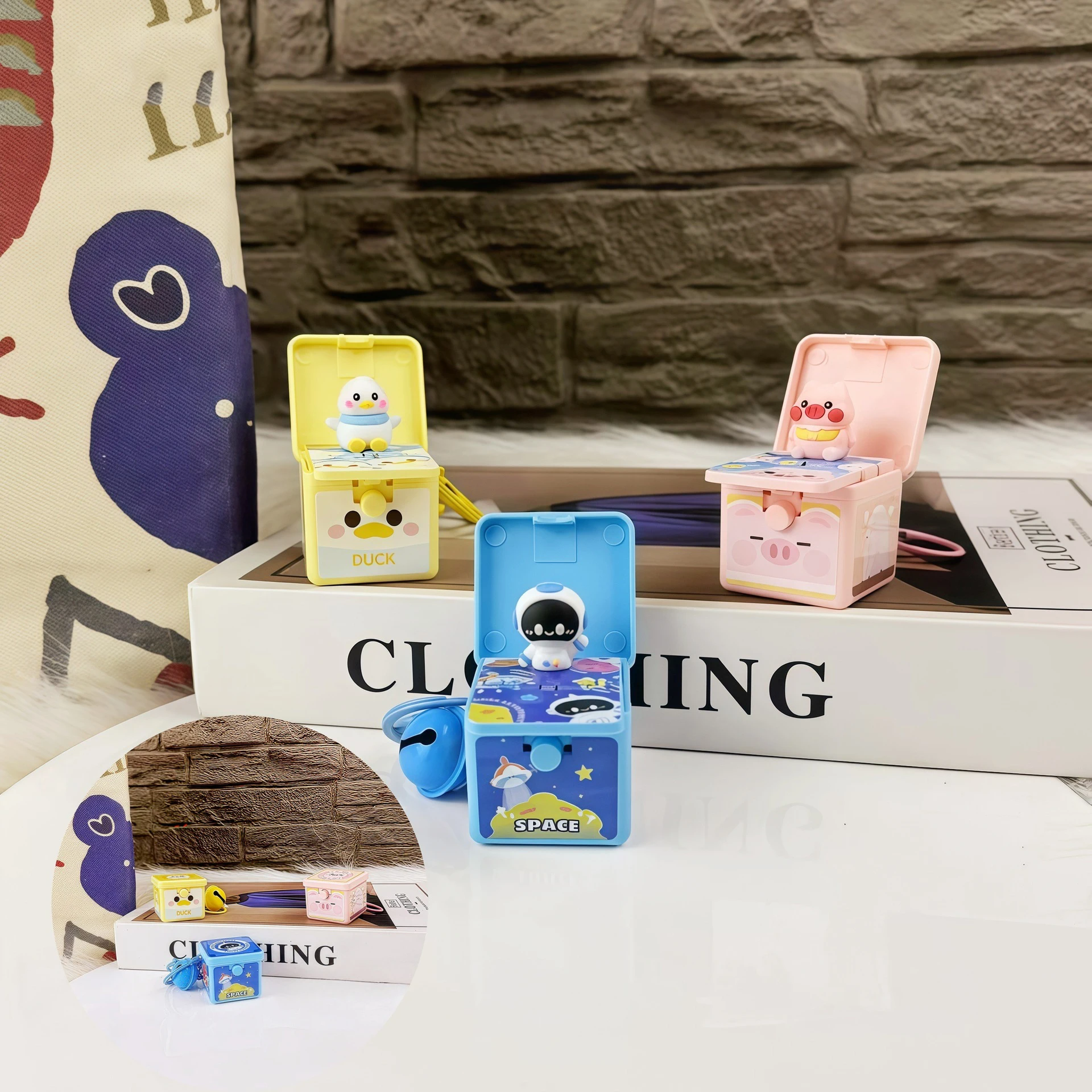 1pcs 만화 우주 비행사 패턴 원 클릭 서프라이즈 박스 키 체인 귀여운 치료 릴리스 정서적 스트레스 감압 핑크 돼지 열쇠 고리