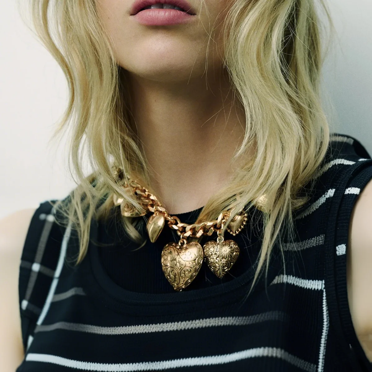 

ZAA Trendy Heavy Heart Pendant Chain Necklace For Women Exquisite Golden Alloy Cuban Chain Summer Vacation Banquet Jewelry