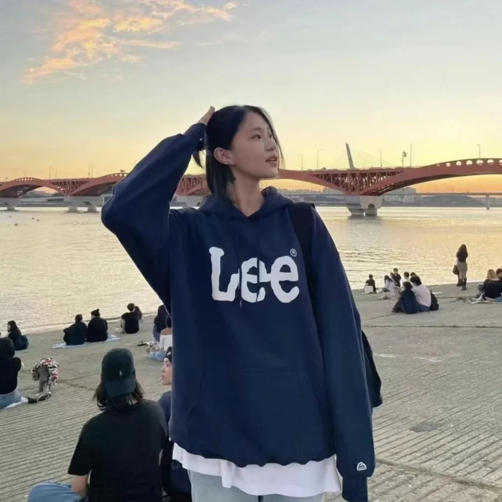 2025 한국 트렌디 브랜드 Lee 클래식 로고 긴팔 후드 여성 스웨터 크루 넥 남성 루즈하고 다재다능한 커플 복장