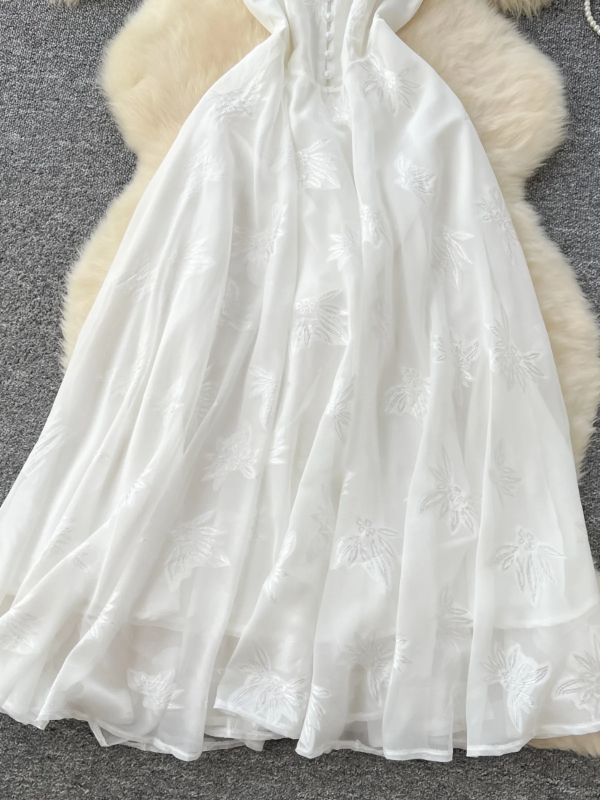 กระโปรงทรงเอไลน์ปักลาย Ele V-Ne สีขาว รุ่น Dr Holiday ทรงสลิมมีเข็มขัด สายรัดเอว ความยาวปานกลาง สไตล์เกาหลี ไม่มีซับใน