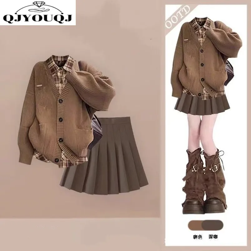 

Весенне-осенний вязаный кардиган для похудения, свободная рубашка в клетку + короткая юбка с высокой талией, комплект из 3 предметов