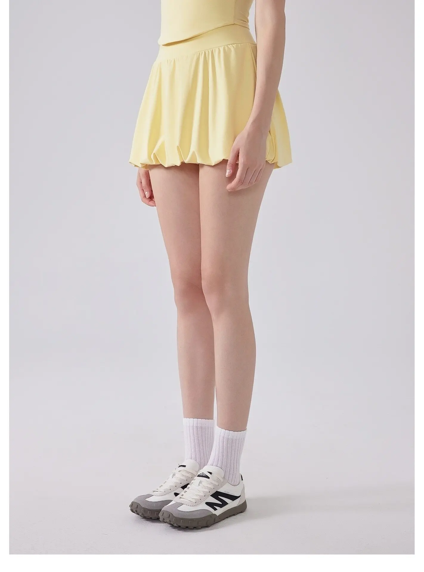 Sommerlicher Tennisrock für Damen in Nude, hohe Taille, Anti-Exposure, atmungsaktiv, mit Taschen, bauschiger Sportrock für Fitness, Laufen und Pilates. – Detail 7