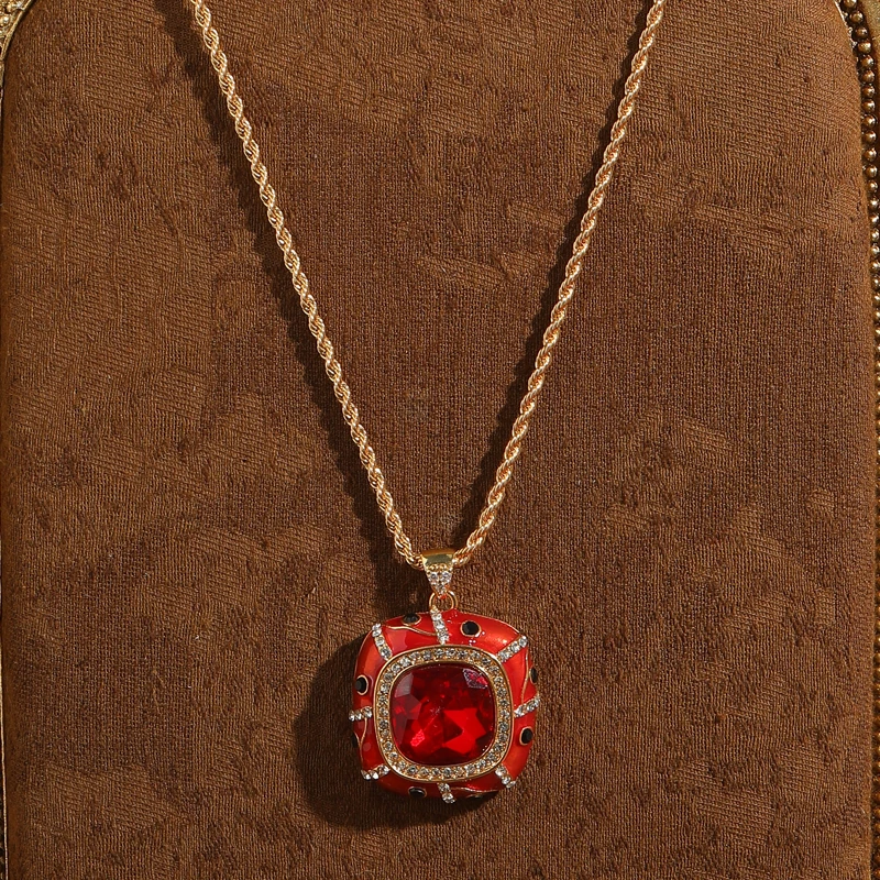 

Vintage Red Square Crystal Pendants And Necklaces Luxury Designer Jewelry Enamel Rhinestone Gold Color Valentine Day Gift 2025