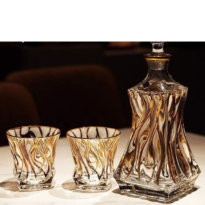 Set di vino con bottiglia di vino, tazza d'oro con tracciamento in vetro di cristallo, tazza di vino straniero