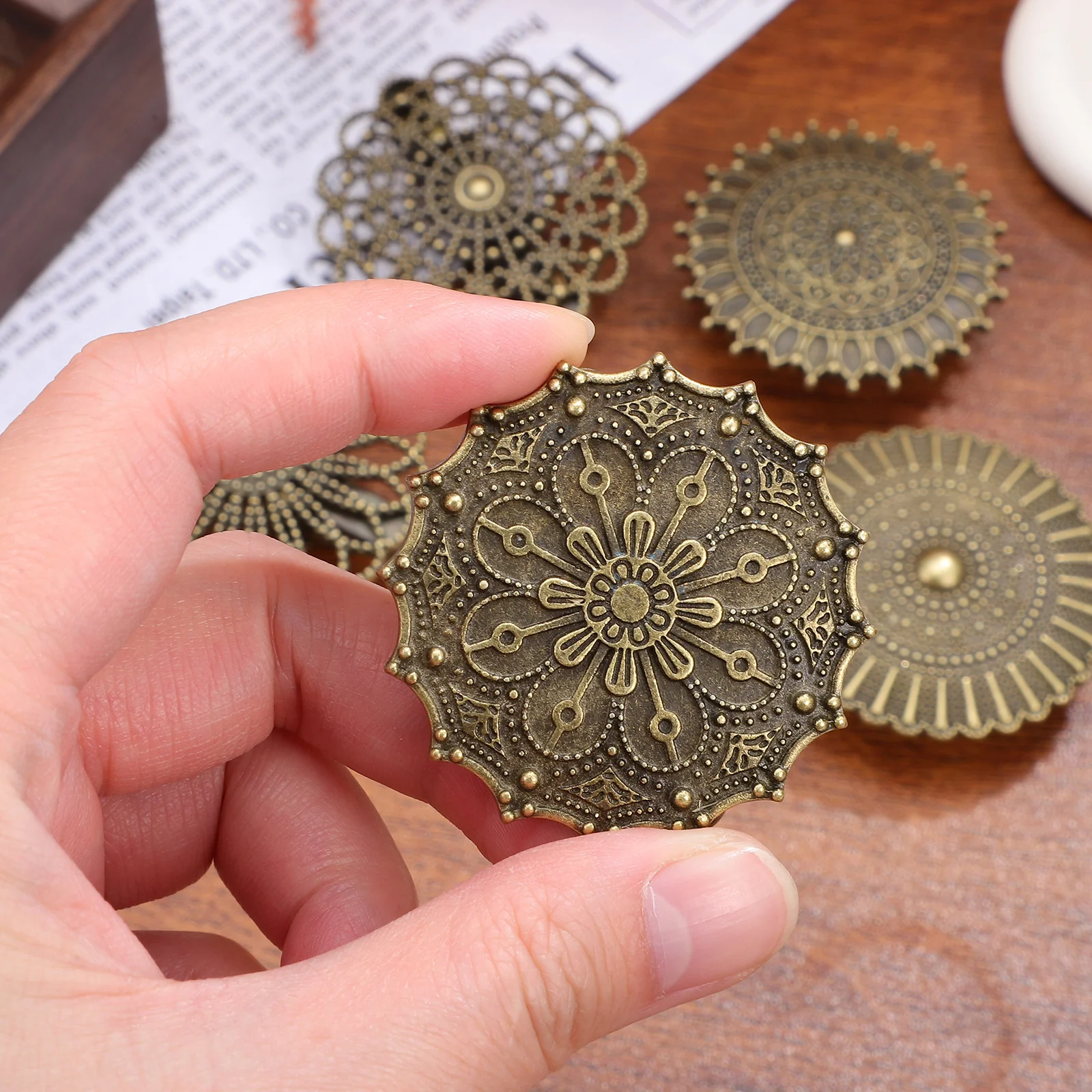 

5Pcs Vintage Hollow Flower Shawl Clips Alloy Durable Cardigan Dress Cloak Clips for Clothing Styling Cardigan Clip