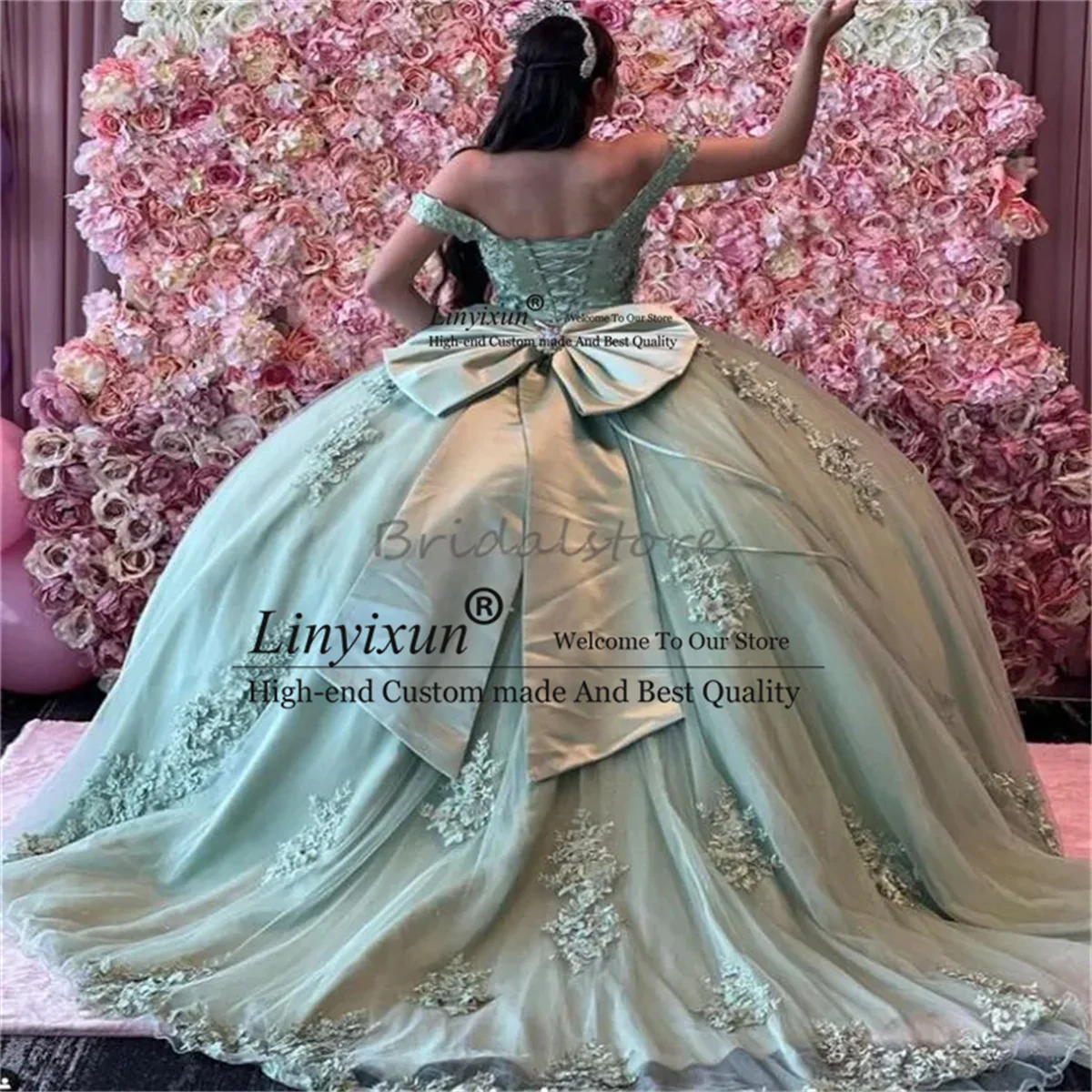 Salbeigrüne Quinceanera-Kleider, schulterfrei, flauschig, Vestidos de 15 Jahre, Applikationen, Spitzenkorsett, maßgeschneidertes Party-Sweet-16-Kleid