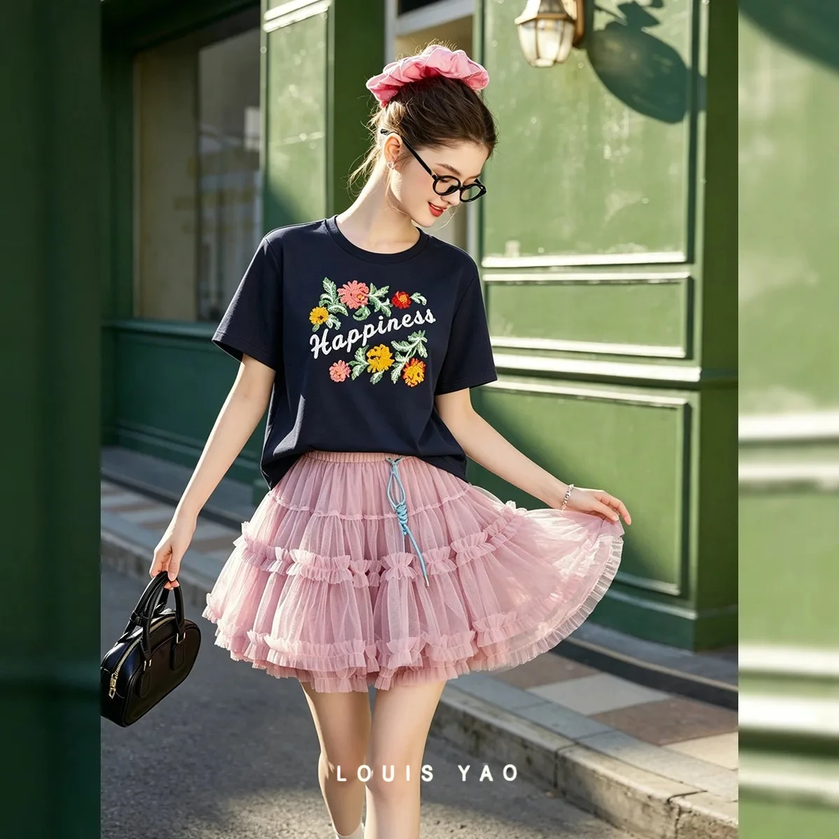 

LOUIS YAO Women's T-Shirts 2026 Summer 3D Floral Embroidery Stretch Crew Neck Women's Tops Vintage Literary Knit T-Shirt