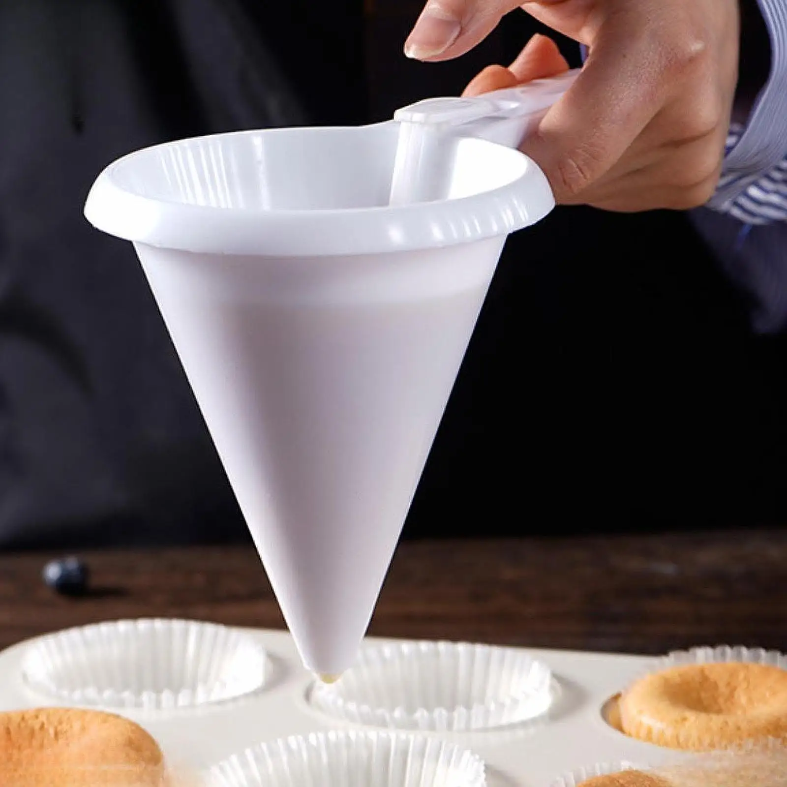 

Batter Dispenser Handheld Measuring Funnel 9.5cm Wide Mouth Versatile White for Bakery, Juice Shop Icing Candy Transferring Tool