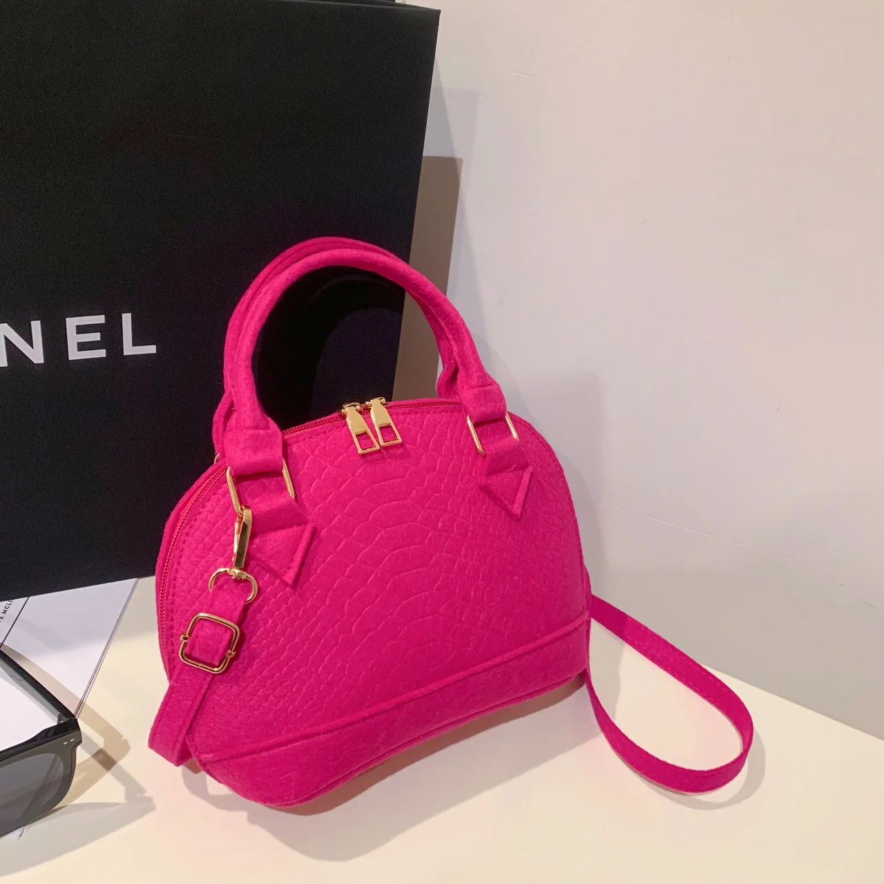 

Women's Large Crossbody Retro Felt Handbag with Makeup Organizer Solid-Color Casual Purse for Everyday Use Travel Shoulder Bag