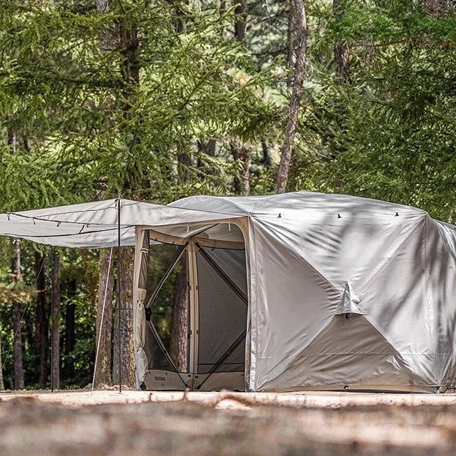 Waterproof and sun-proof tent at the rear of the car