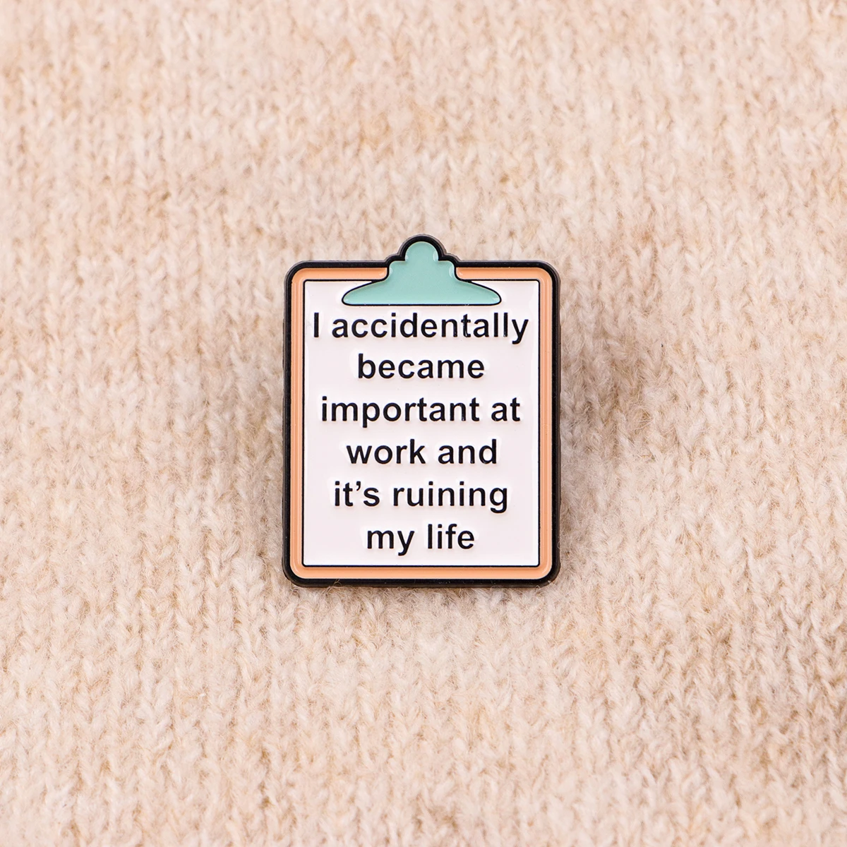 Ich wurde zufällig zu einem wichtigen Element im Enamel-Pin-Büro hergestellt. Emaille-Anstecknadeln, Broschen, Reversnadeln, Abzeichen, Kleidungszubehör, Modeschmuck, Geschenke. – Detail 6