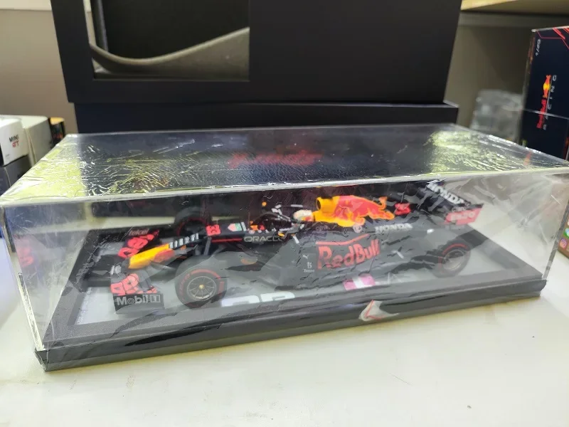 Spark 1:18 F1 2021 RB RB16B No33 MAX Winner Abu Dhabi With No1 Board Model Car