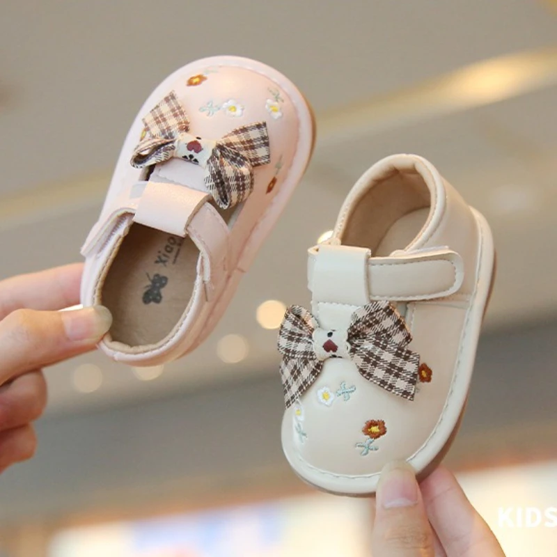 

Модные детские первые ходунки, осень 2022, новые детские кожаные туфли с бантом, удобная повседневная обувь на мягкой подошве для девочек, нескользящая детская скрипучая обувь