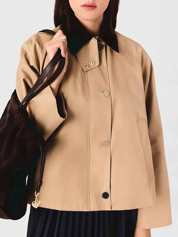 

The new women's autumn/Winter 2025 collection features a color-matched collar, off-the-shoulder, detachable inner liner jacket