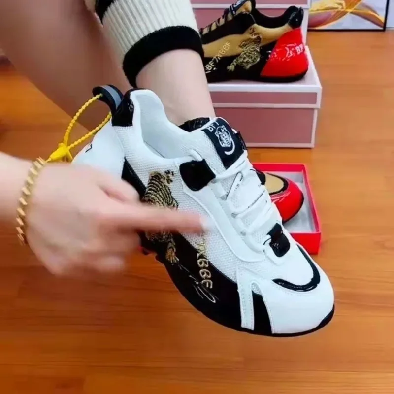 Nuove scarpe sportive da donna ricamo tigre di buon auspicio Sneakers da donna traspiranti scarpe da tennis da donna stringate abbinate ai colori bassi