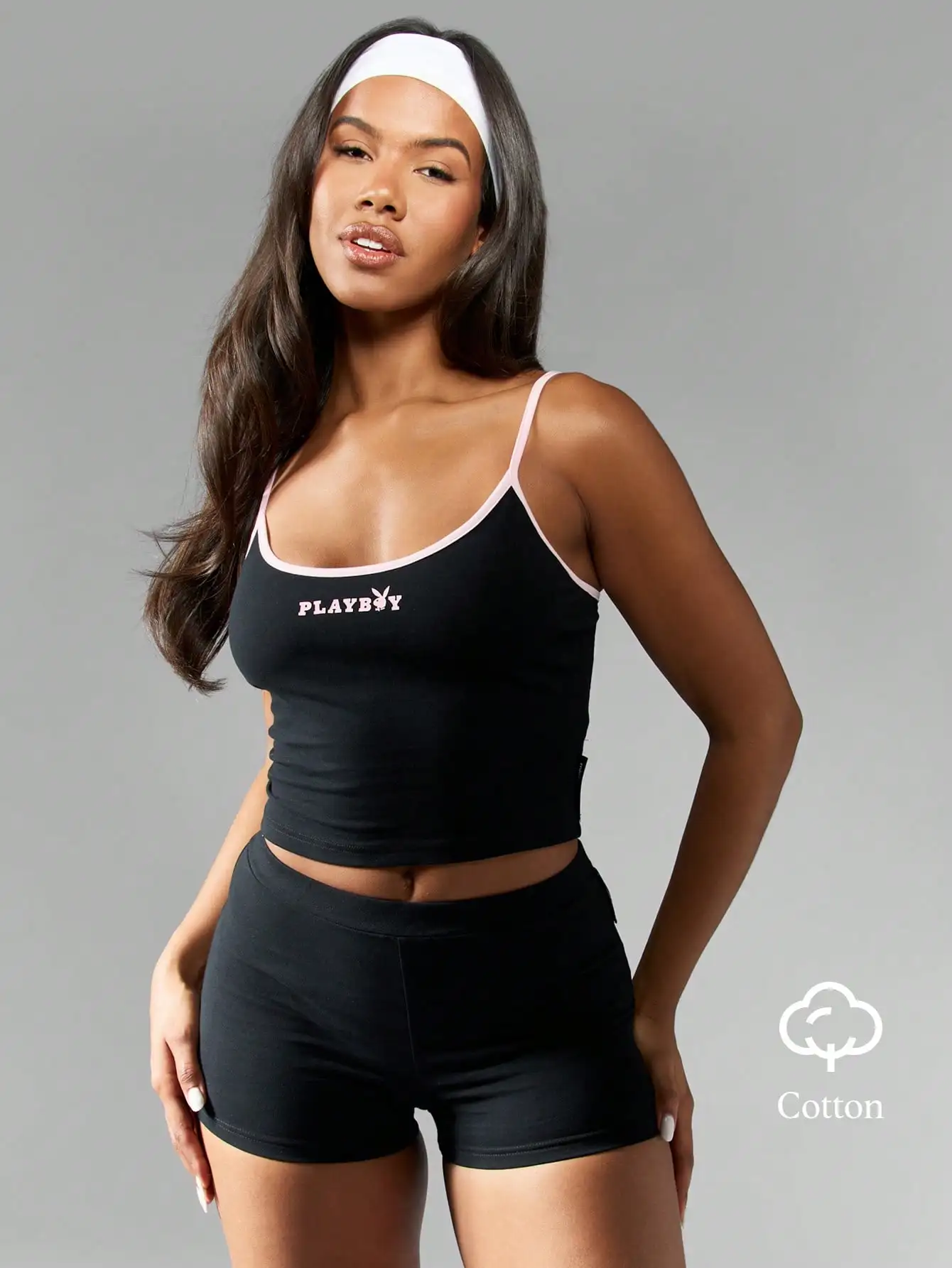 

Черный укороченный топ-камизол с розовой отделкой и комплект из шорт с высокой талией в тон.