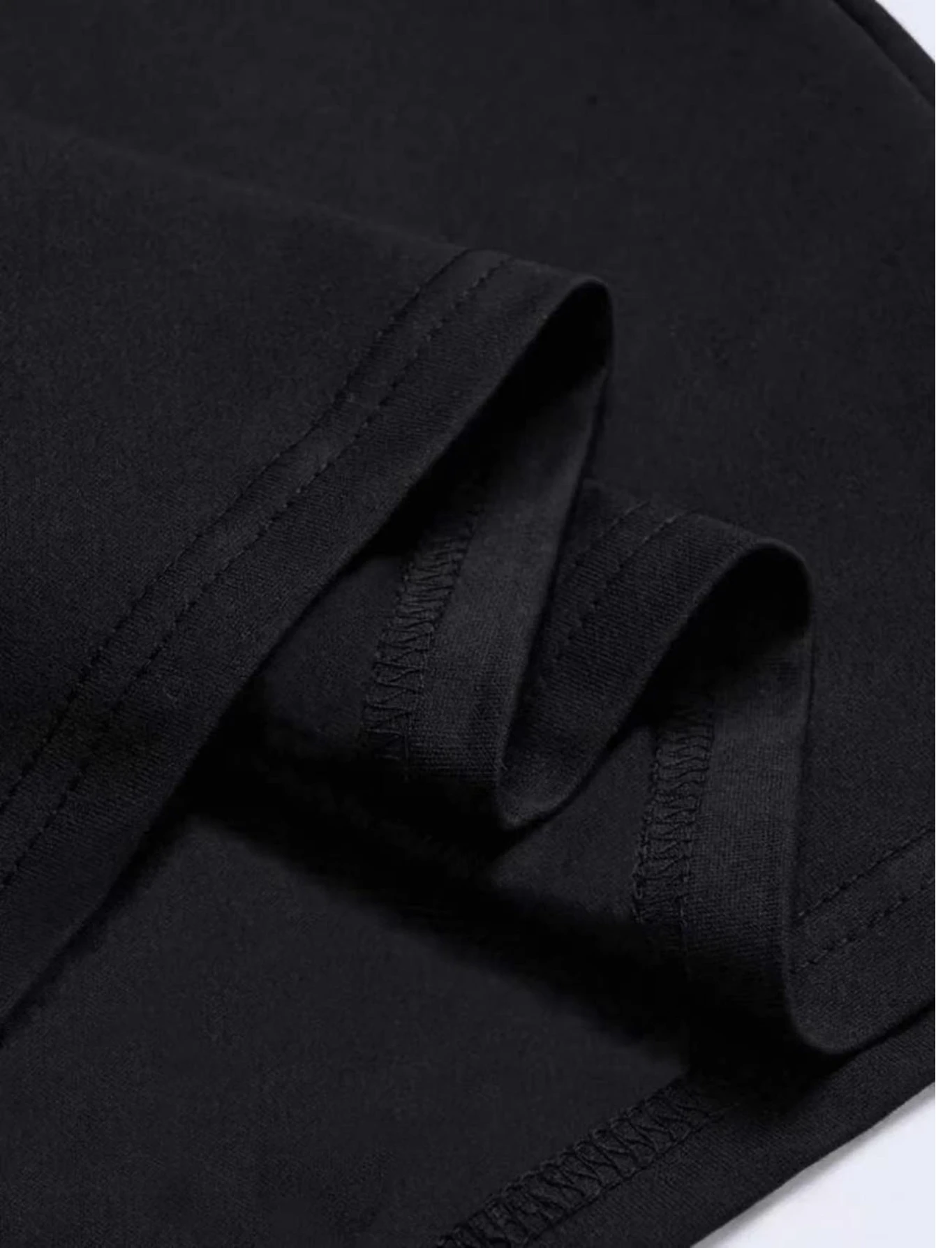 Schwarzes, lockeres Kurzarmhemd für Herren mit Boris Brejcha-Maskenmuster-Druck. Lockeres, lässiges Unisex-Streetwear-Hemd. – Detail 5