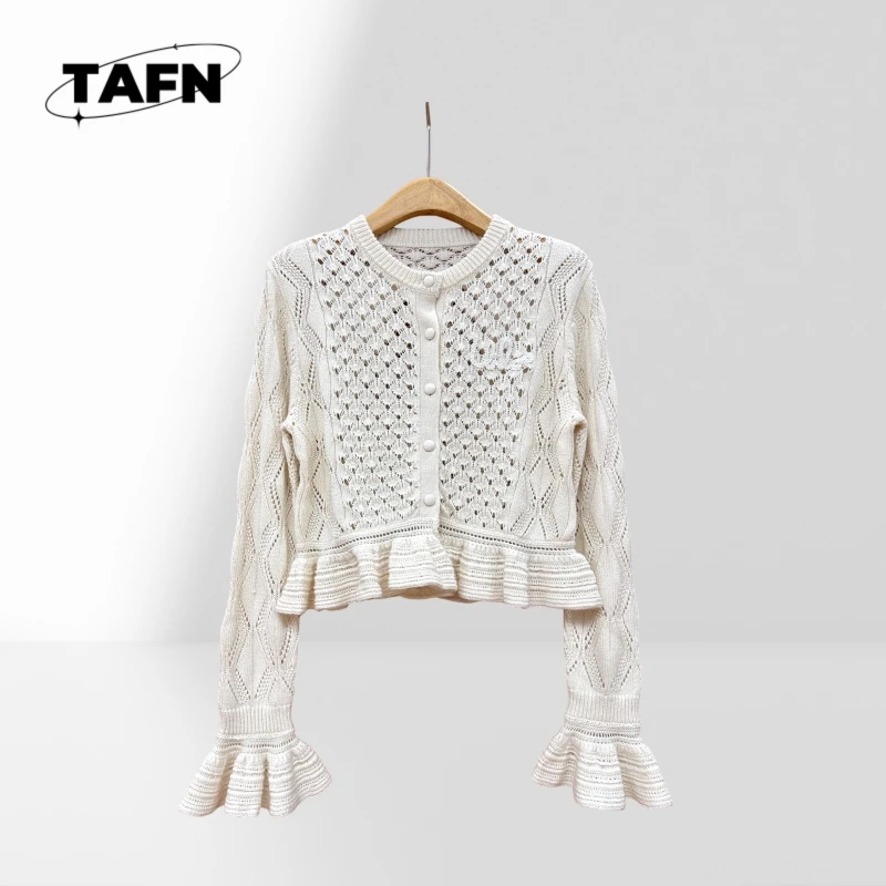 

Women's Retro-Inspired Cashmere Cardigan – Luxurious Warmth for Casual Settings Classic Design with Modern Comfort AI1321