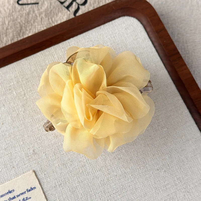 Ätherische Tüll-Kamelienblüten-Haarspange mit Haifischzahn-Verschluss: Strandhaarschmuck im Urlaubsstil für halb hochgesteckte Frisuren – Detail 13