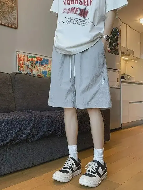 شورت رجالي صيفي من قماش الحرير الجليدي سريع الجفاف، شورت رياضي فضفاض للشاطئ وكرة السلة، أسلوب شبابي عصري