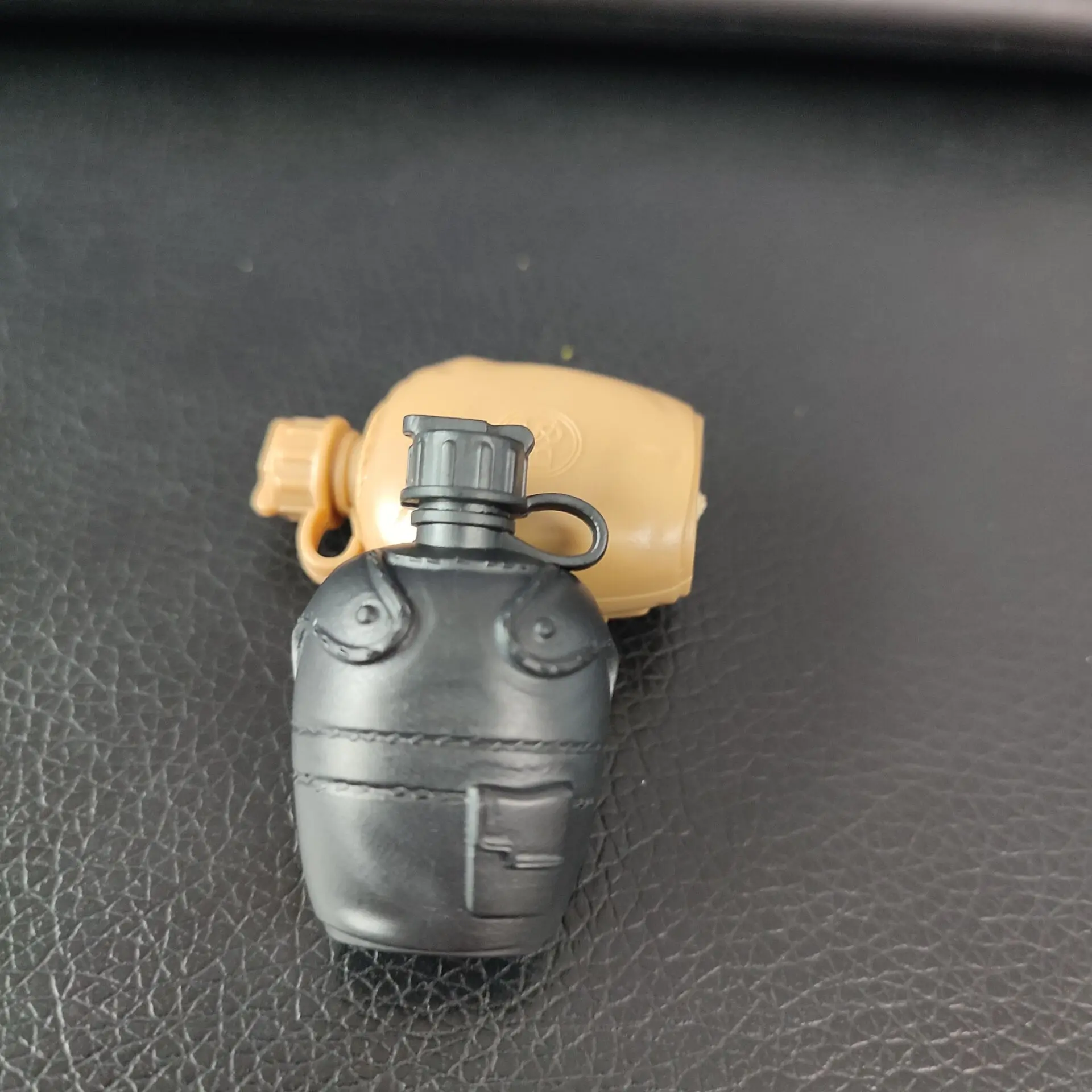 5PCS 1/6 Action Figure Accessories Soldier Kettle Model Spot and Mud/Black Plastic Can Not Be Unscrewed Random Color