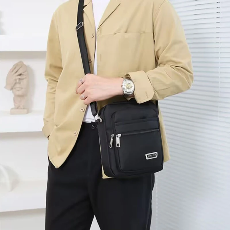 

Мужская сумка с двойными слоями, которую можно носить в качестве одного плечевого ремня, подходит для деловых поездок, можно подарить в подарок.