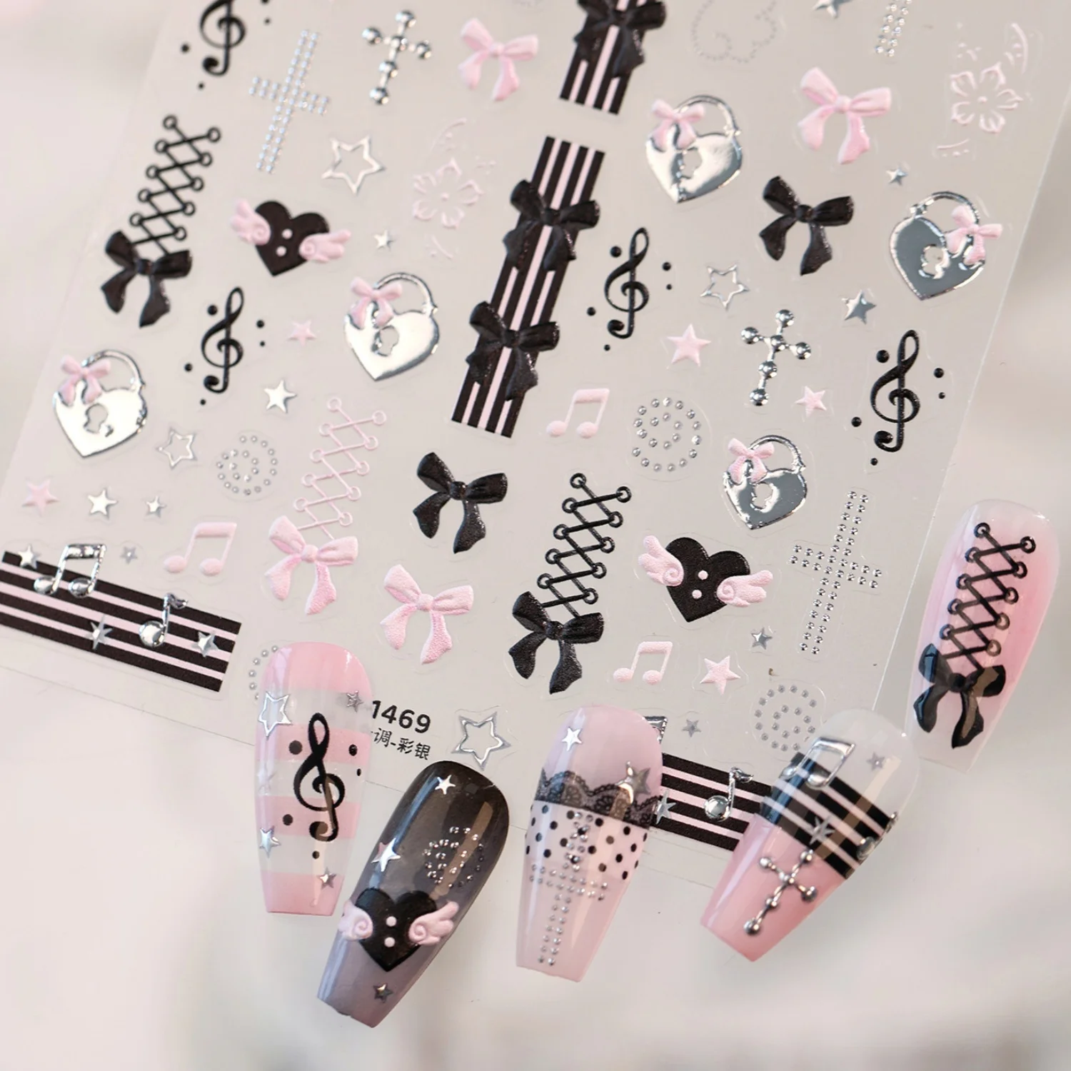 Schwarze und Rosa Schleifen-5D-Nagelaufkleber: Kreuz, Musiknoten, Herzschloss, Riemen, Spitze, Polka Dots, Flügel, Herz – Selbstklebende Maniküre-Sticker