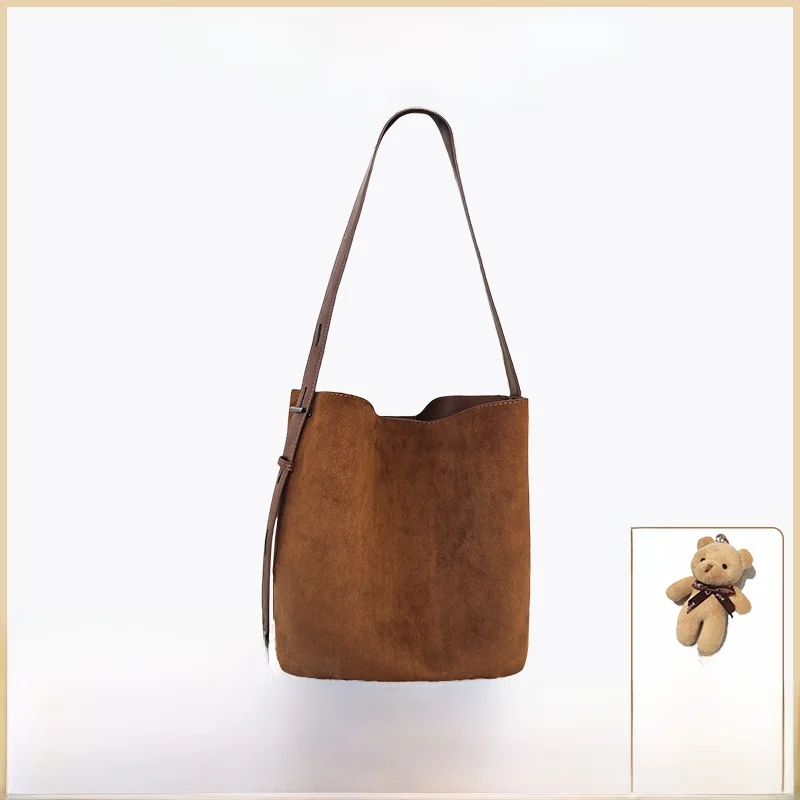 

Женская замшевая сумка-ведро UR 2024: Новая ретро-модель, вместительная сумка через плечо для города, с декоративной строчкой в стиле Fashion Element