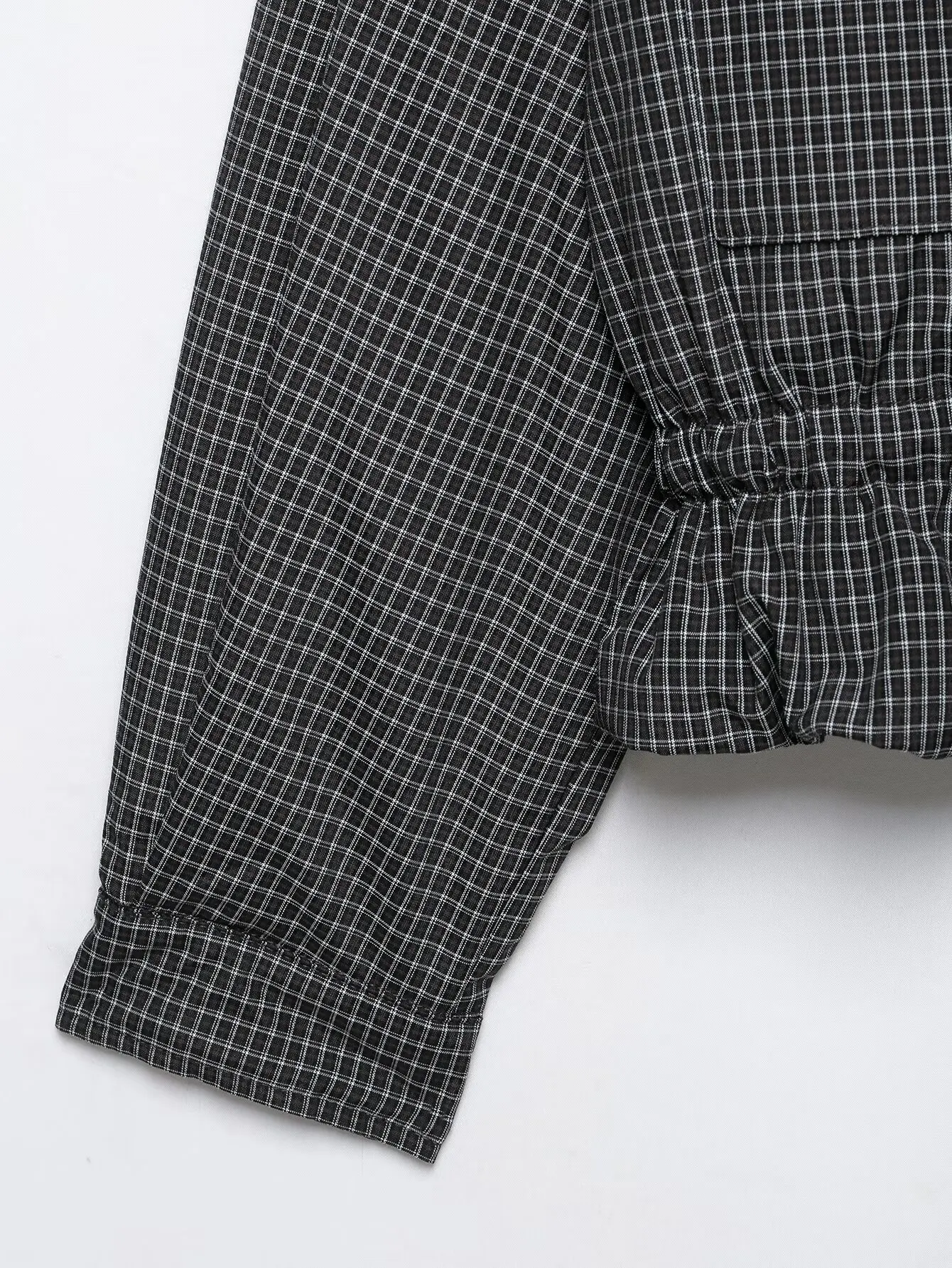 Damenjacke mit Karomuster, kurz geschnitten, modischer Stehkragen, Reißverschluss, Kordelzug am Saum, Taschen, Baumwollmantel, Herbst- und Winterjacke, Freizeitjacke. – Detail 5