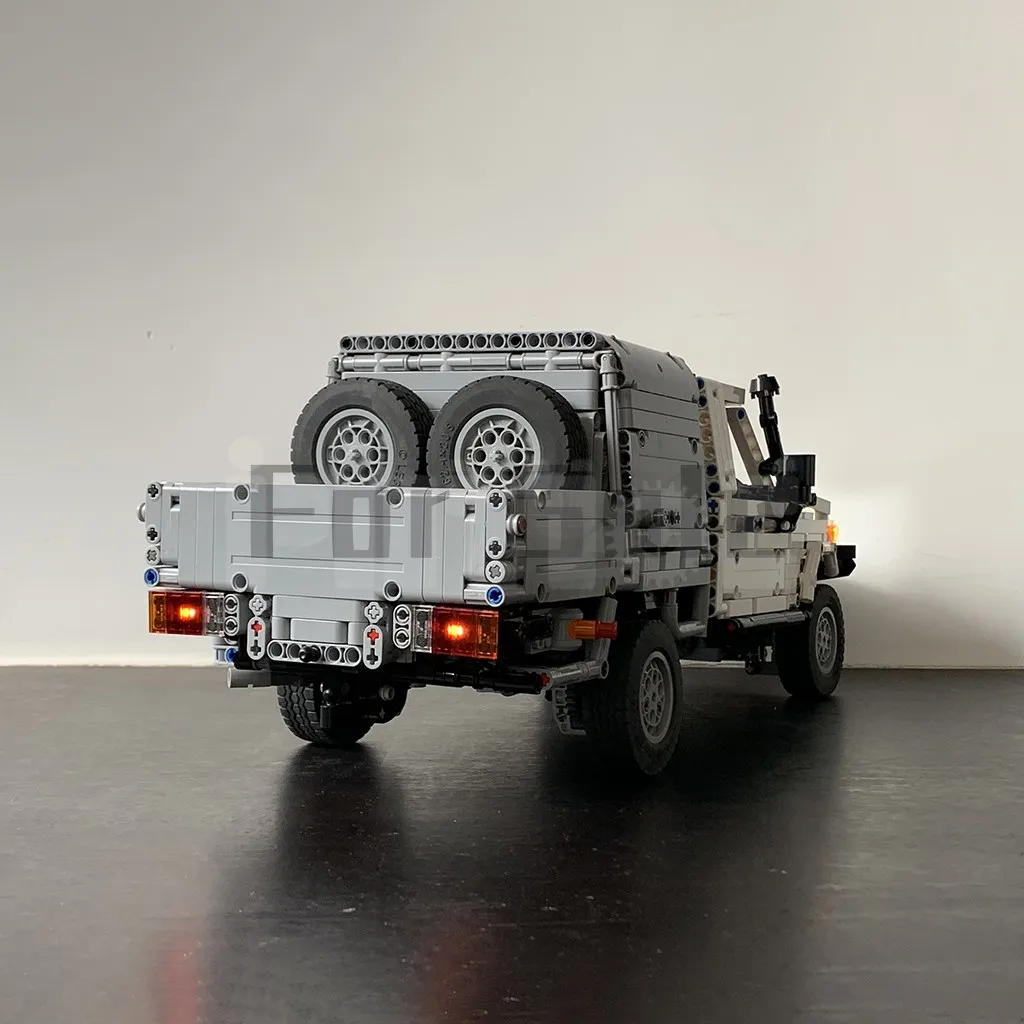 Moc-70906 Land Cruiser 79 Unique engagé par Andy-C Bâtiment nuits Double Télécommande Puzzle Jouet Modèle Électrique Pour Enfants Cadeau