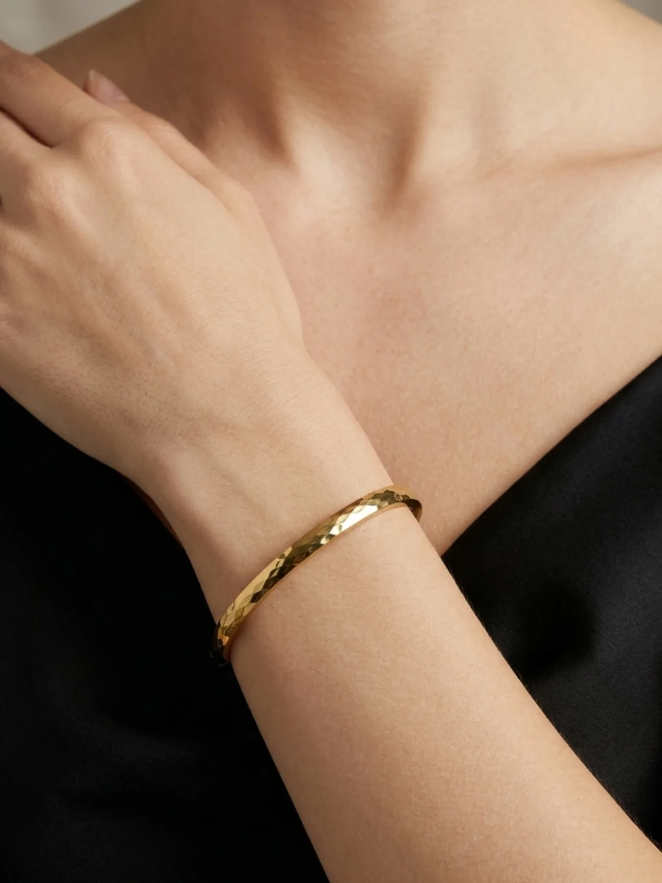 1 Piece Stainless Steel Bracelet with 18K Gold Plating, Hammered Diamond-Shaped Cut Surface, Open Clasp, Three-Dimensional Multi-Faceted Smooth Surface, Light Luxury Bracelet, Suitable for Women's High-End Commuting Wear, Exquisite Evening Accessories, Anniversary Gifts, Elegant Mature Style, Can Be Worn Alone or Layered for Various Occasions
