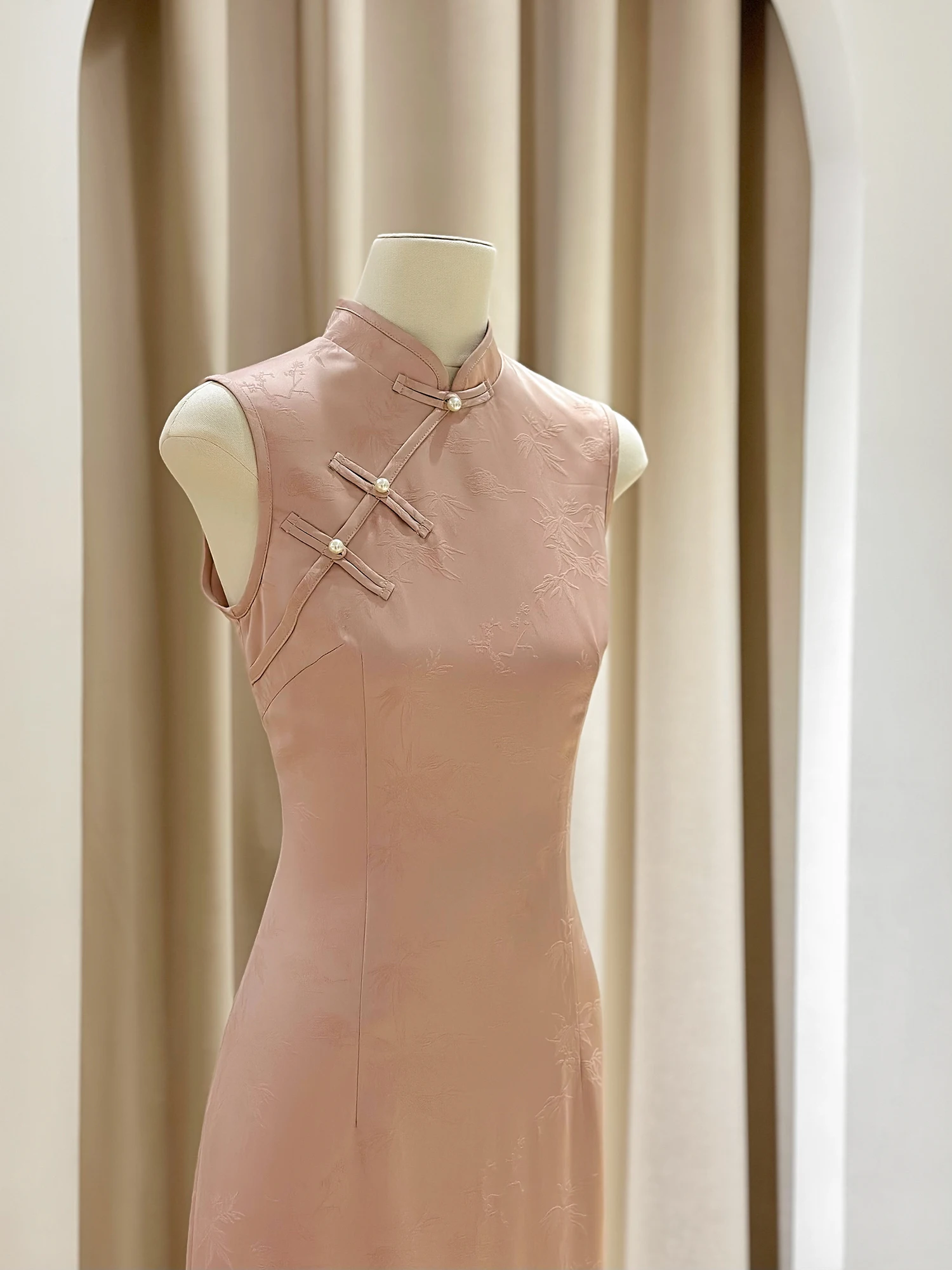 

Новое китайское атласное вышитое розовое улучшенное женское летнее короткое ципао Xiangfu Huayue HESIHUA с низким разрезом