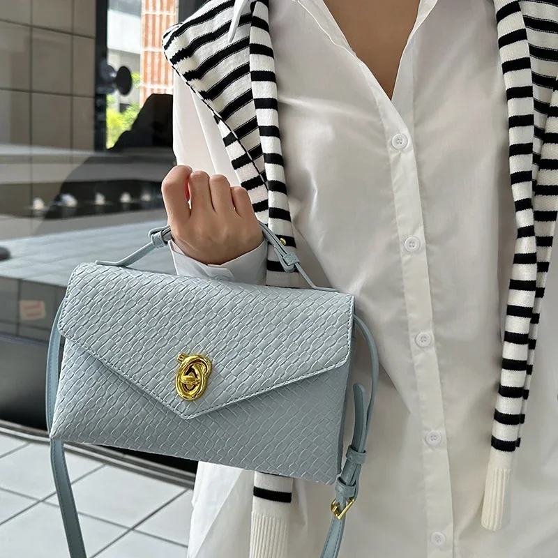 

Sophisticated Ladies Tote Bag Durable Nylon Shoulder Bag with Zipper Closure Suitable for Travel Work and Grocery Shopping