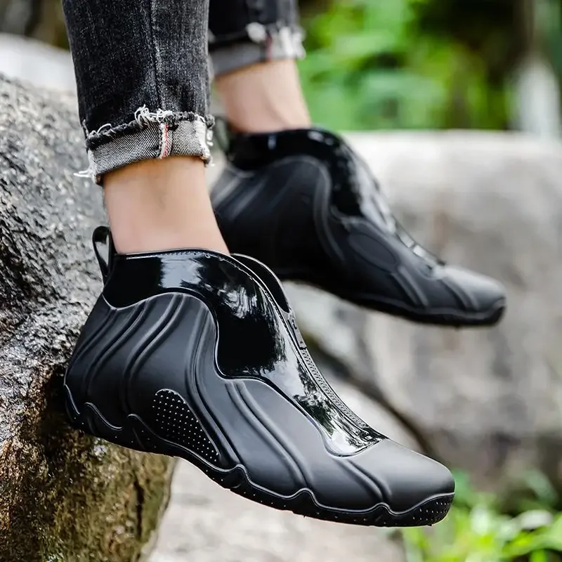 

Мужская обувь на плоской подошве в корейском стиле, нескользящие, мягкие, для взрослых, без шнуровки, для подростков, пластиковые водонепроницаемые и нескользящие мужские непромокаемые сапоги