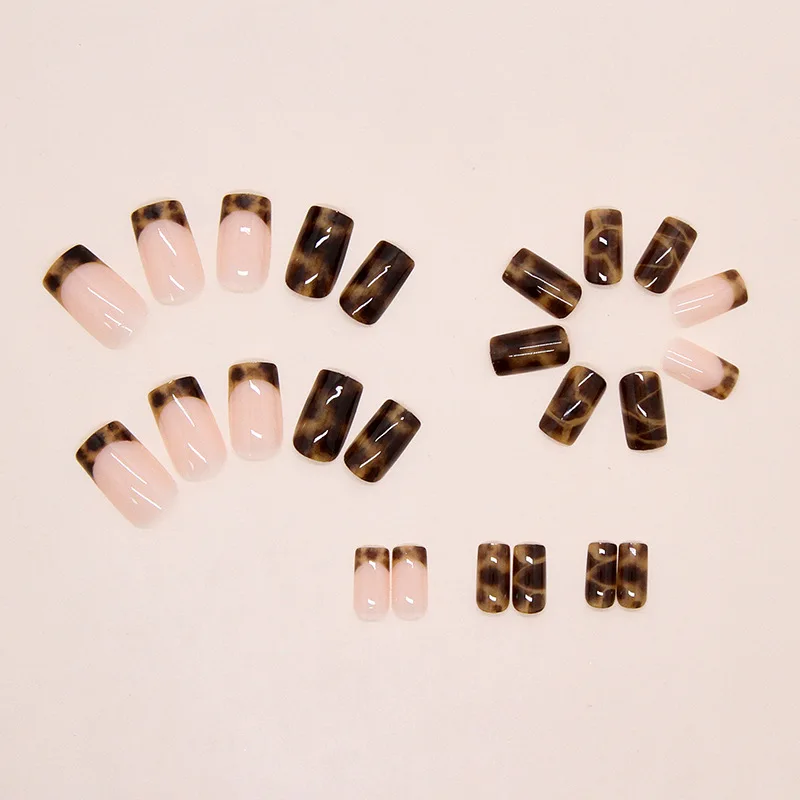 مجموعة كاملة من 24 قطعة من الأظافر المزيفة المتوسطة المربعة - مصممة بنمط فرنسي بطبعة الفهد الأومبير البني، وأنماط متنوعة، وأزياء #3