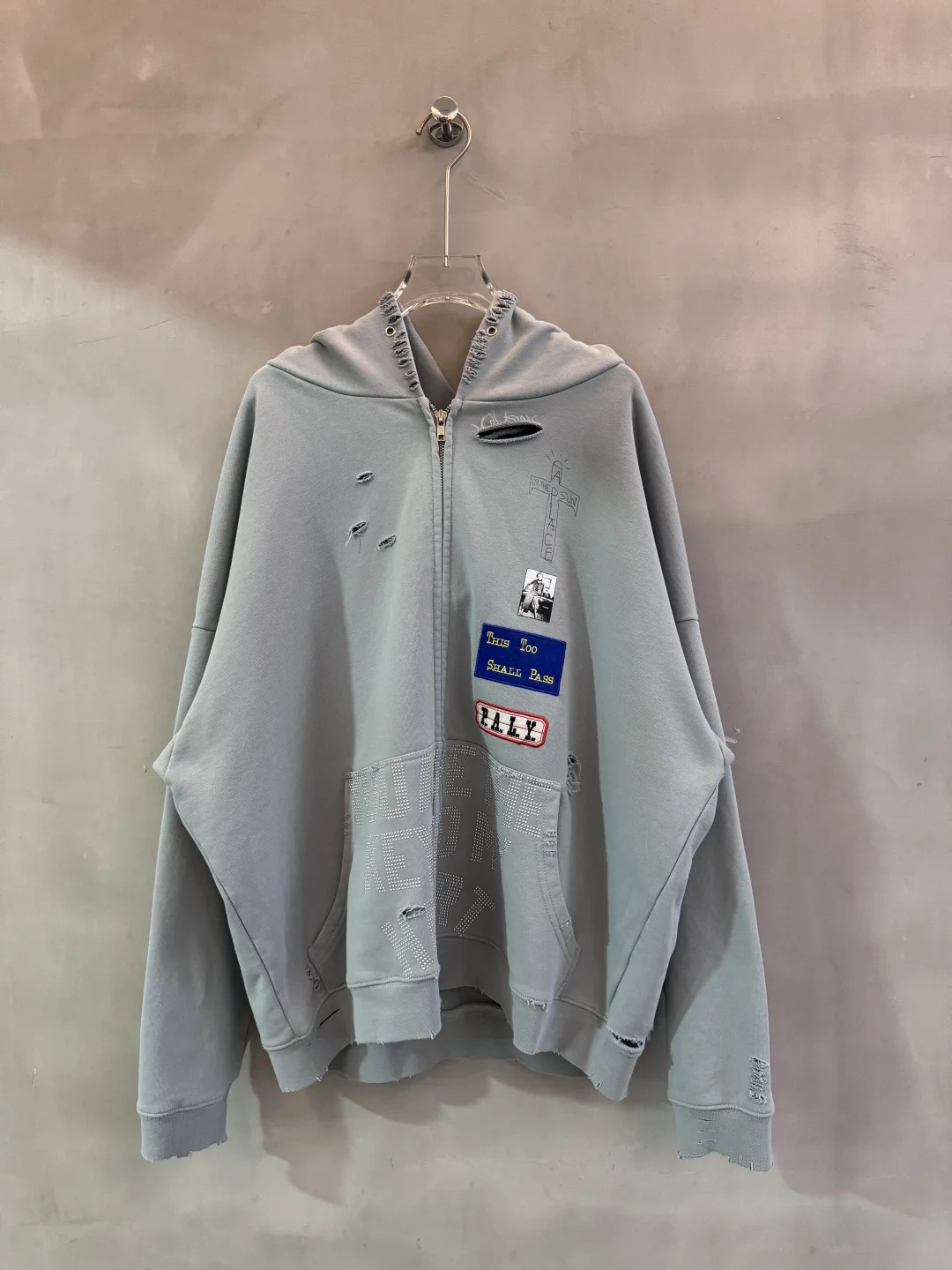 

Теплая толстовка на молнии с эффектом разрыва и стразами, повседневная уличная одежда, стильный образ для ежедневной носки.