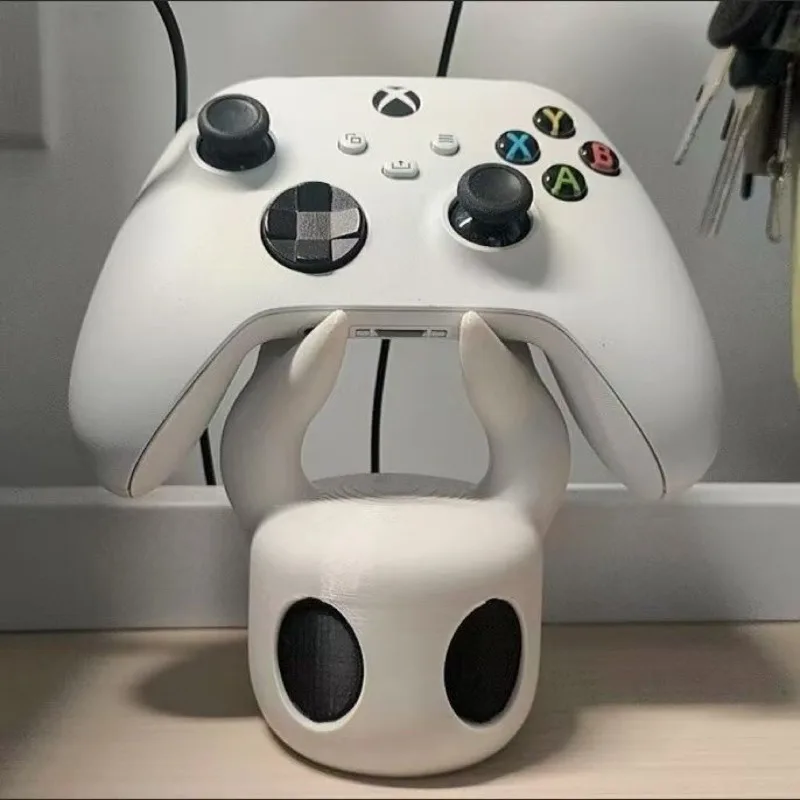رائع جدا! حامل وحدة تحكم ألعاب عالمي متوافق مع ملحقات ألعاب PS4/PS5/Switch HollowKnight themecool على سطح الطاولة