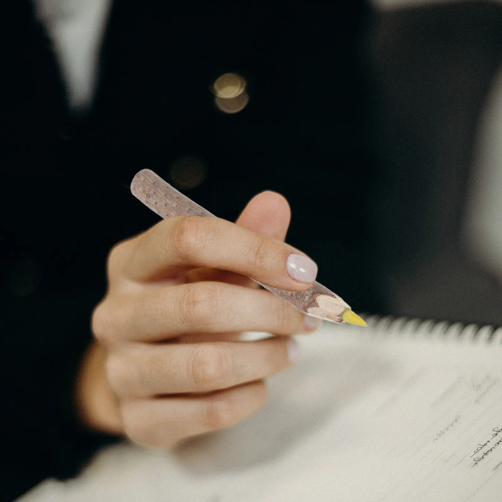 

Набор из 8 натуральных цветных карандашей (9-10 см) из настоящей древесины для творчества, скетчинга, ведения дневника. Идеальный подарок для