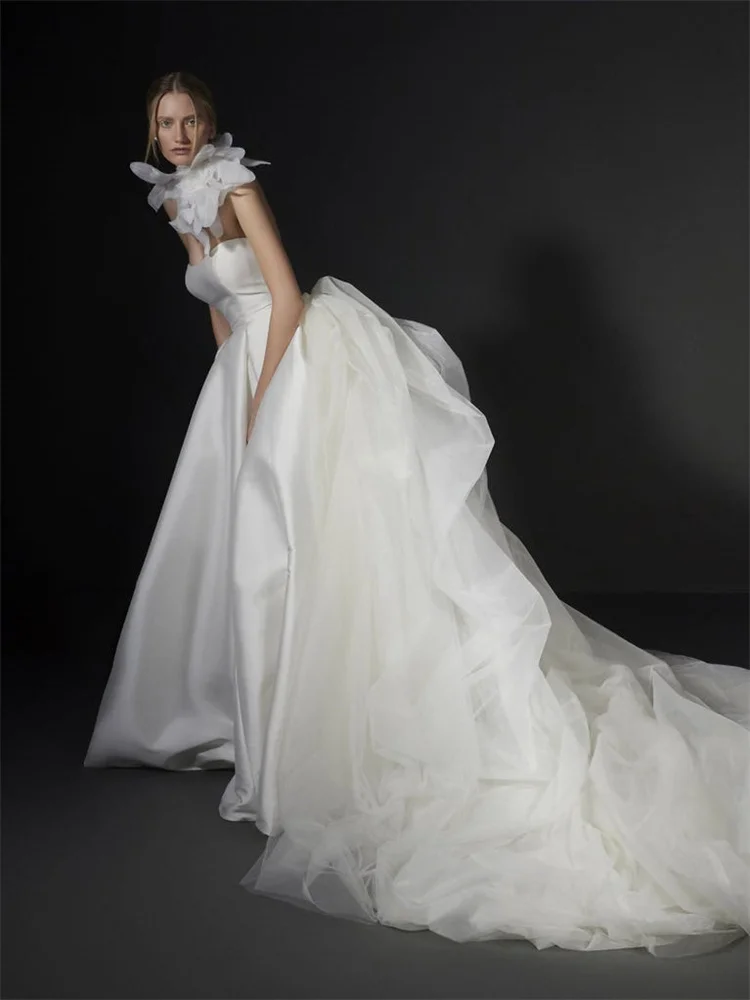 Abito da sposa in raso senza maniche con scollo senza spalline personalizzato Abito da sposa sexy con apertura sul retro con cerniera fino al pavimento in tulle per la sposa