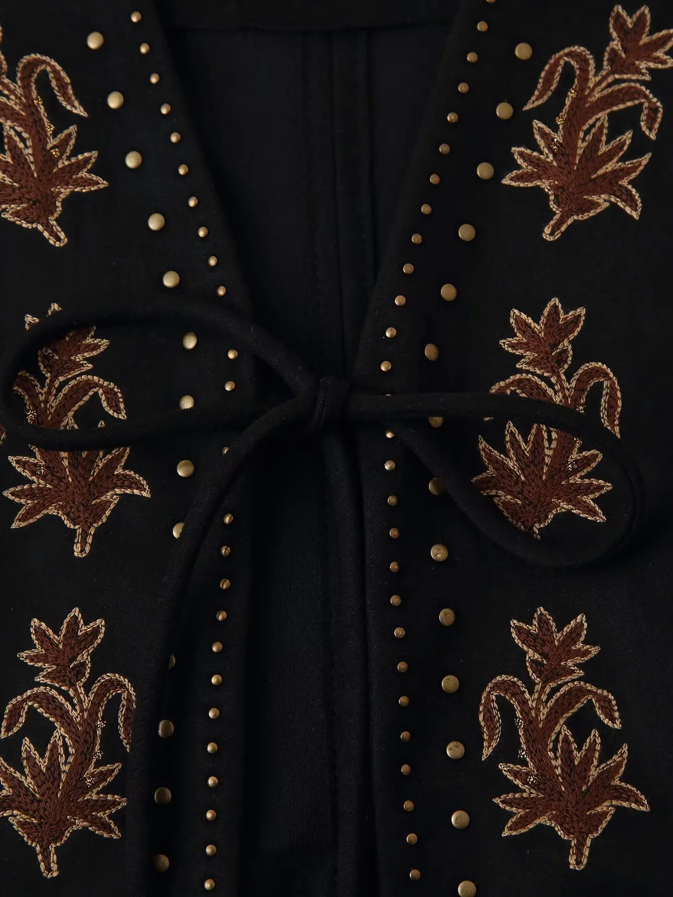 بلوزة نسائية جديدة لعام 2025 مزينة بحجر الراين وربطة عنق أمامية من الدانتيل غير رسمية برقبة على شكل حرف v بدون أكمام مطرزة بملمس مخملي Effe